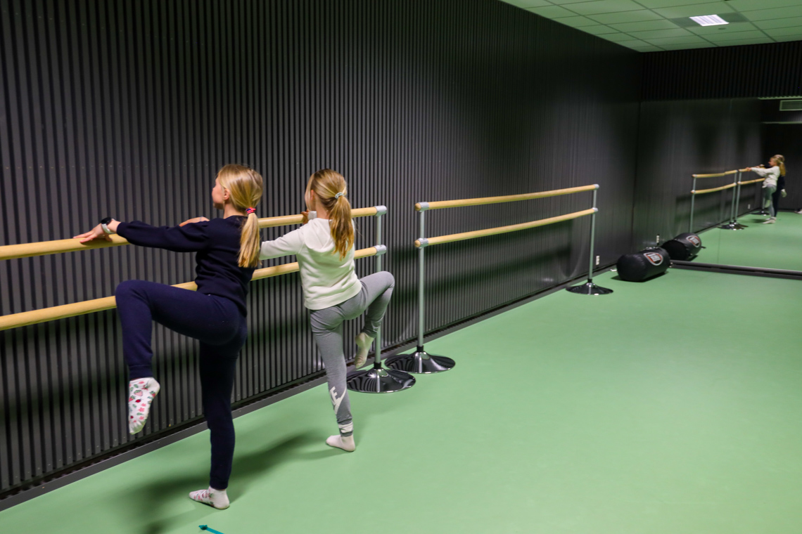 Jenter i dansesal.