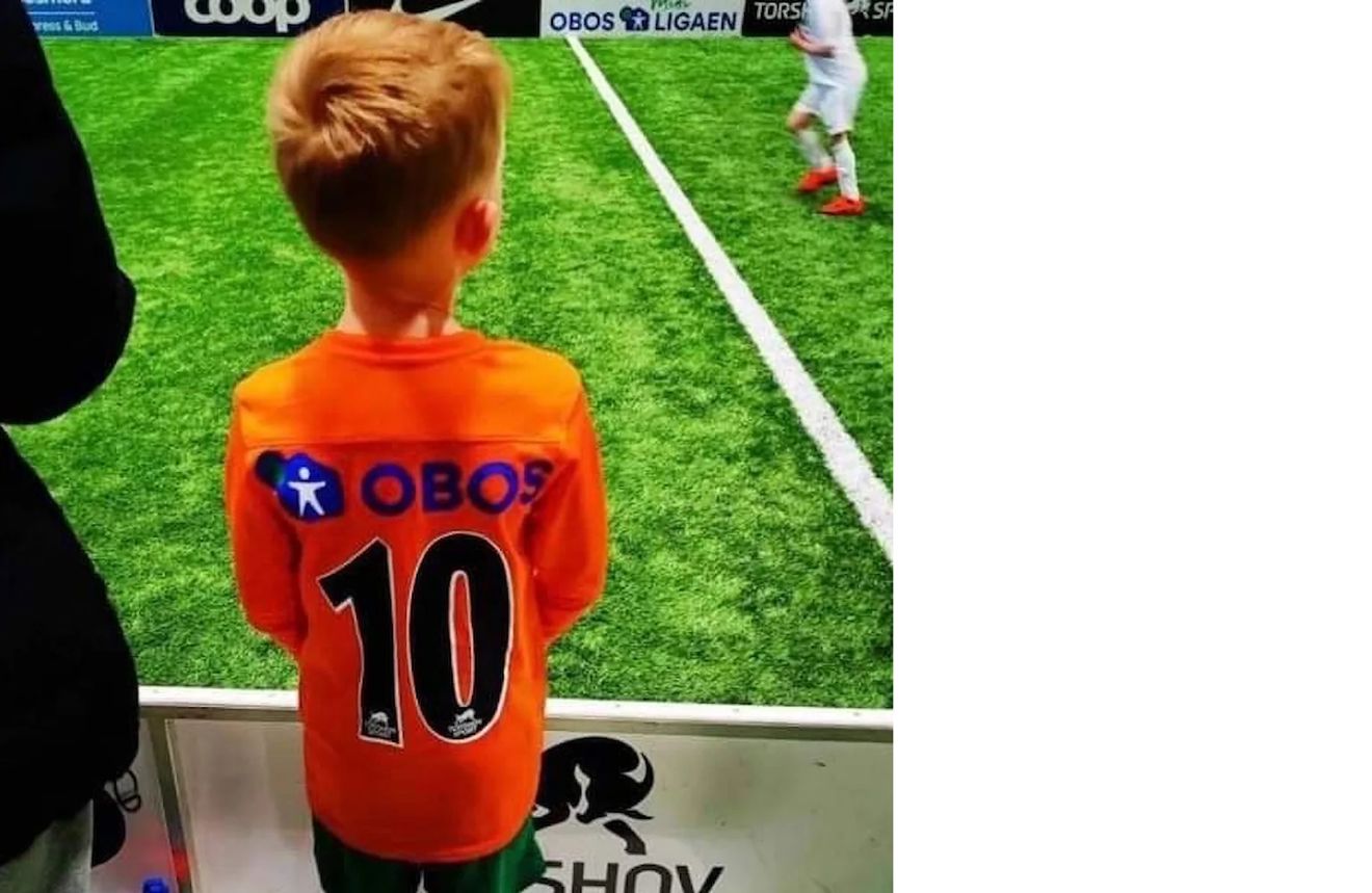 et barn i fotballuniform et barn i fotballuniform