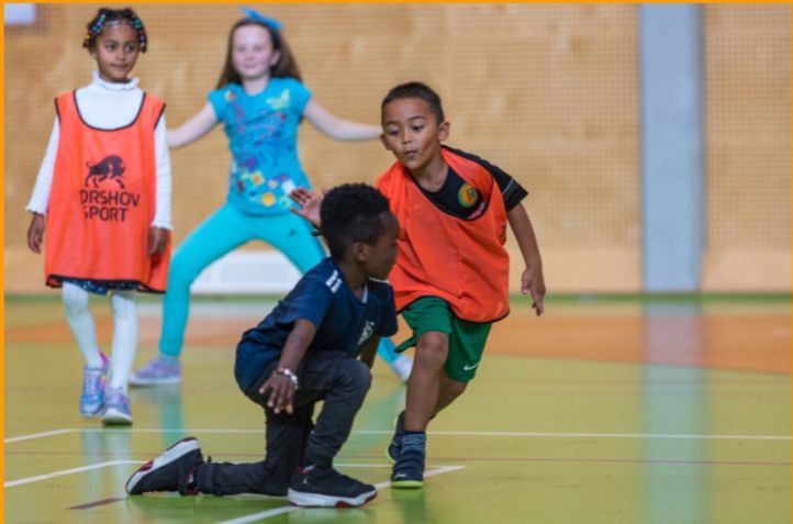 en gruppe mennesker som spiller basketball